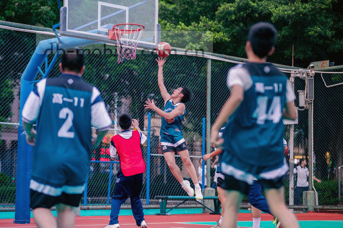 层叠归档纸卡与编号标签构成的深色抽象纹理